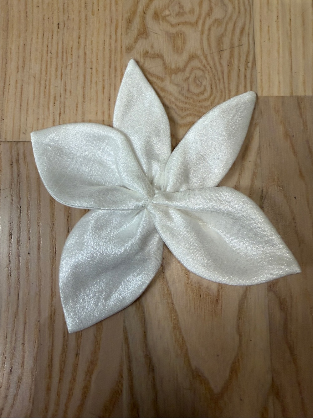 NWOT Silky White Floral Pin
